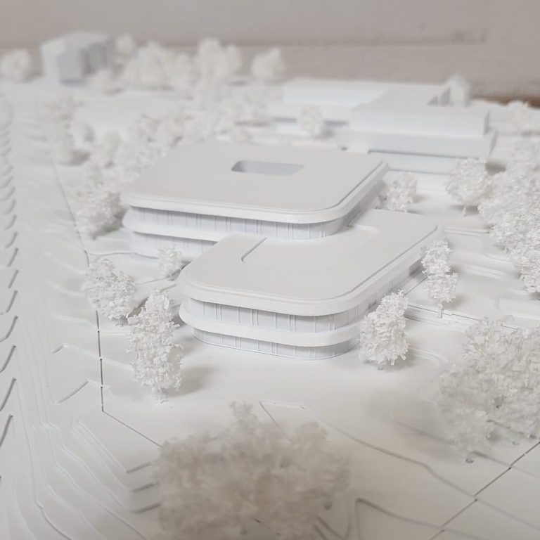 Weißes Architekturmodell mit Modellbau Bäumen in weiß