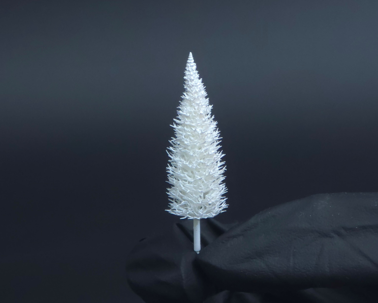 Weiße Miniatur-Baum auf einem schwarzen Hintergrund.