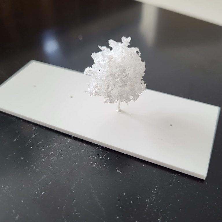 Ein Baum steht auf einer Platte als Grundplatte eines Modells